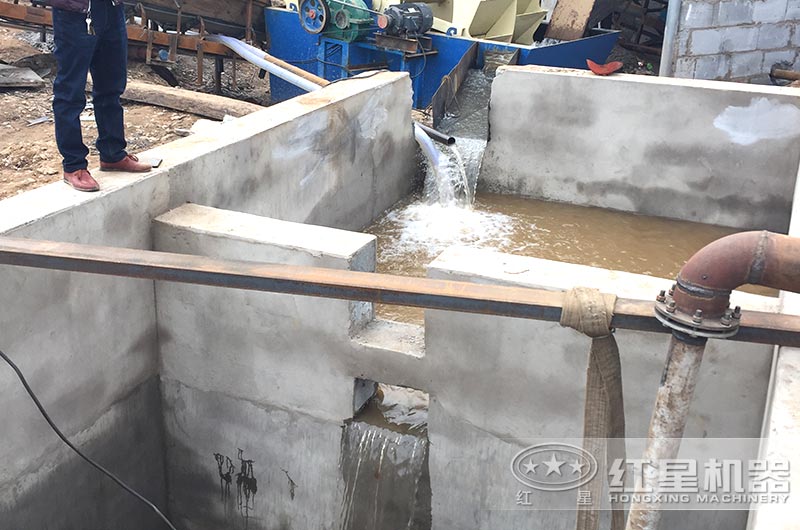 废水主要是洗砂用水,可建设沉淀池进行处理,在沉淀池入口处加装储泥斗