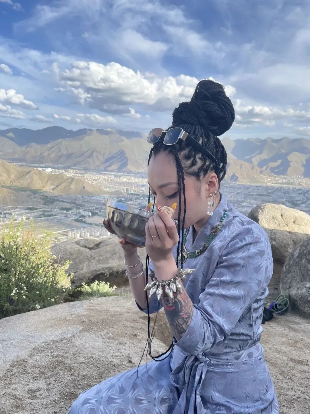 而且,其实我们很多少数民族都会有小辫子的元素,西藏的,新疆的,甚至