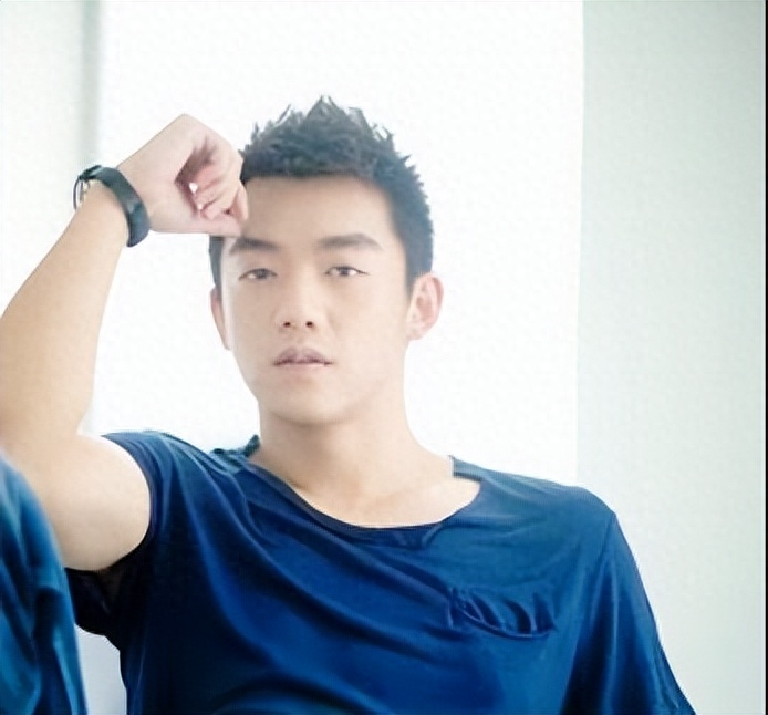 很多人都说郑恺是"夜店小王子",这主要是源于他年轻时的"放浪生活".