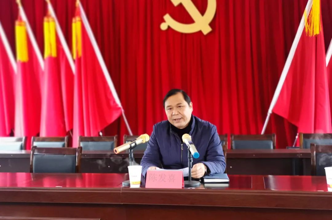 【工作动态】双柏法院党组书记陈发喜到联系村委会开展十九届六中全会