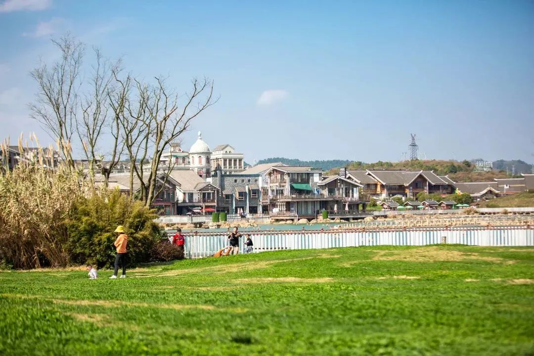 就過來吃東西十分悠閒愜意以上圖源丨天河潭旅遊度假區月亮湖公園地址