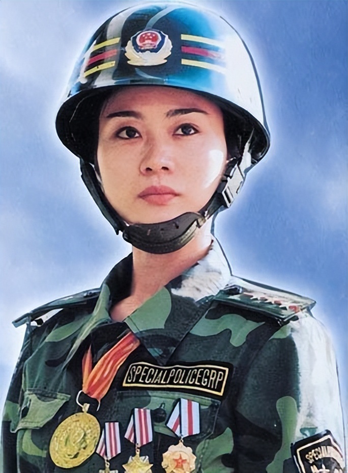 中国美女警花雷敏,一拳击出107公斤,7次立军功,后来嫁给了保安