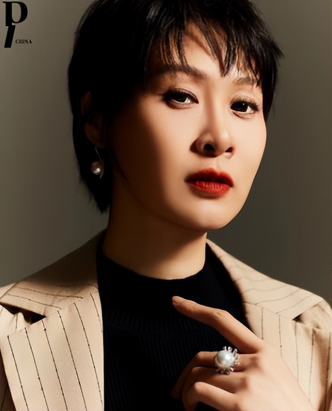 赵蕊蕊时尚大片曝光,大长腿吸睛!42岁仍未婚!