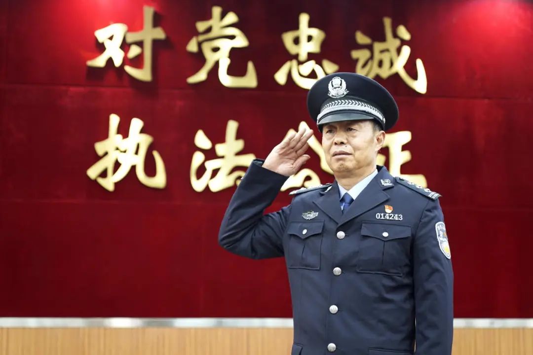首次!巩义市公安局举行四级高级警长职级晋升仪式