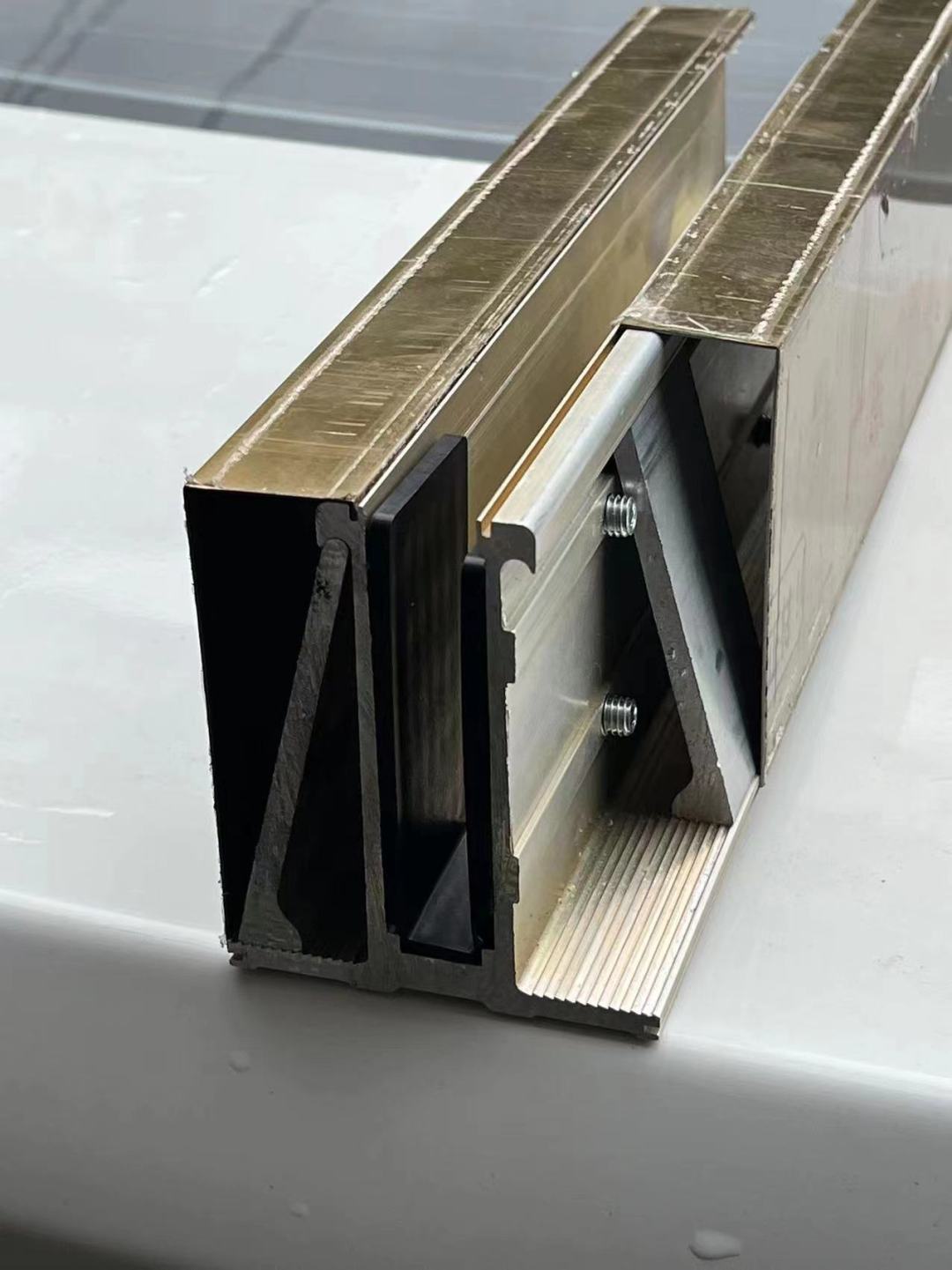 宁波凯睿楼梯 - 专业生产无框玻璃固定卡槽