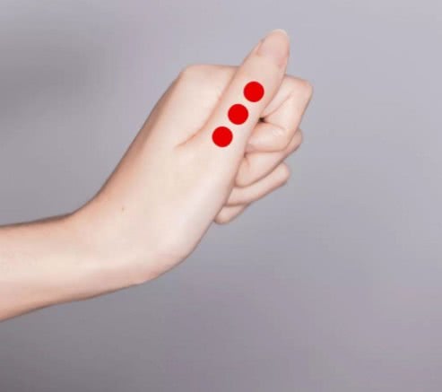 妇科穴:在双手大拇指内侧的五个穴位,以点揉方式按摩,左右两手每个