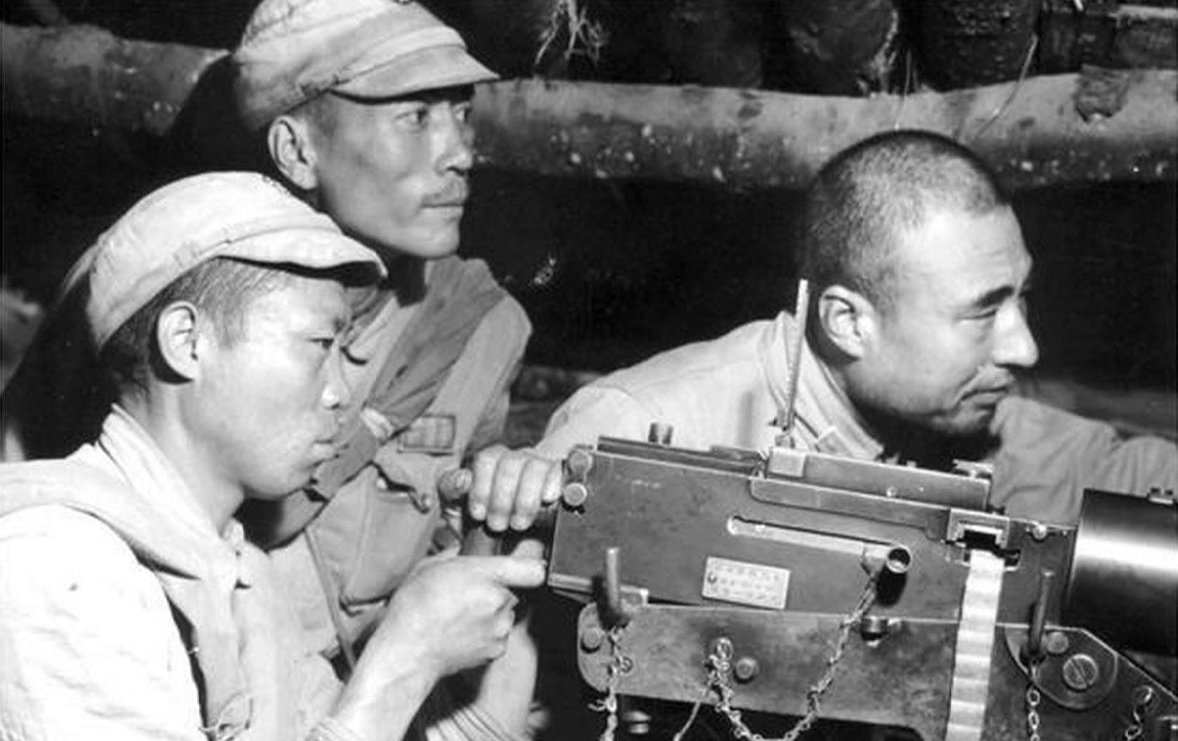 一个高配机枪连,装备8挺重机枪,居然要100多号人"伺候"?