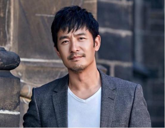 他是赵薇同学,最困难时吃9餐方便面,被富豪千金倒追,今成影帝