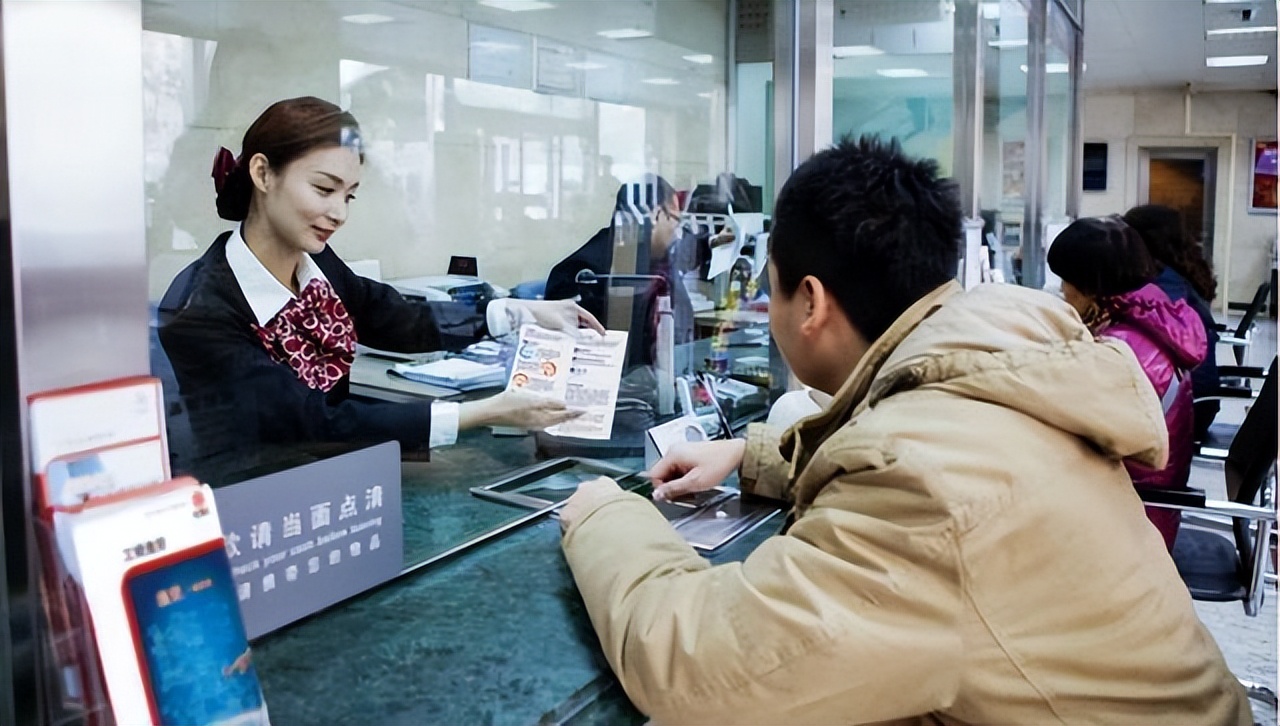 银行打款误把800元打成800万,发现时储户已花光,有何"后果"?