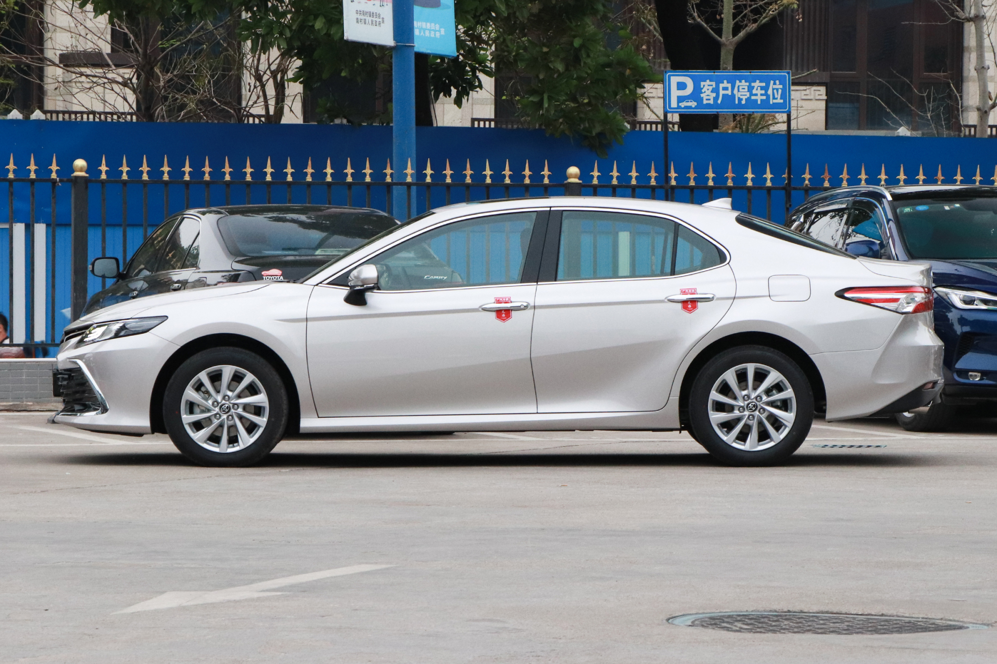 丰田凯美瑞:17.98万起,省油可靠,家用省心,中型车的明智之选