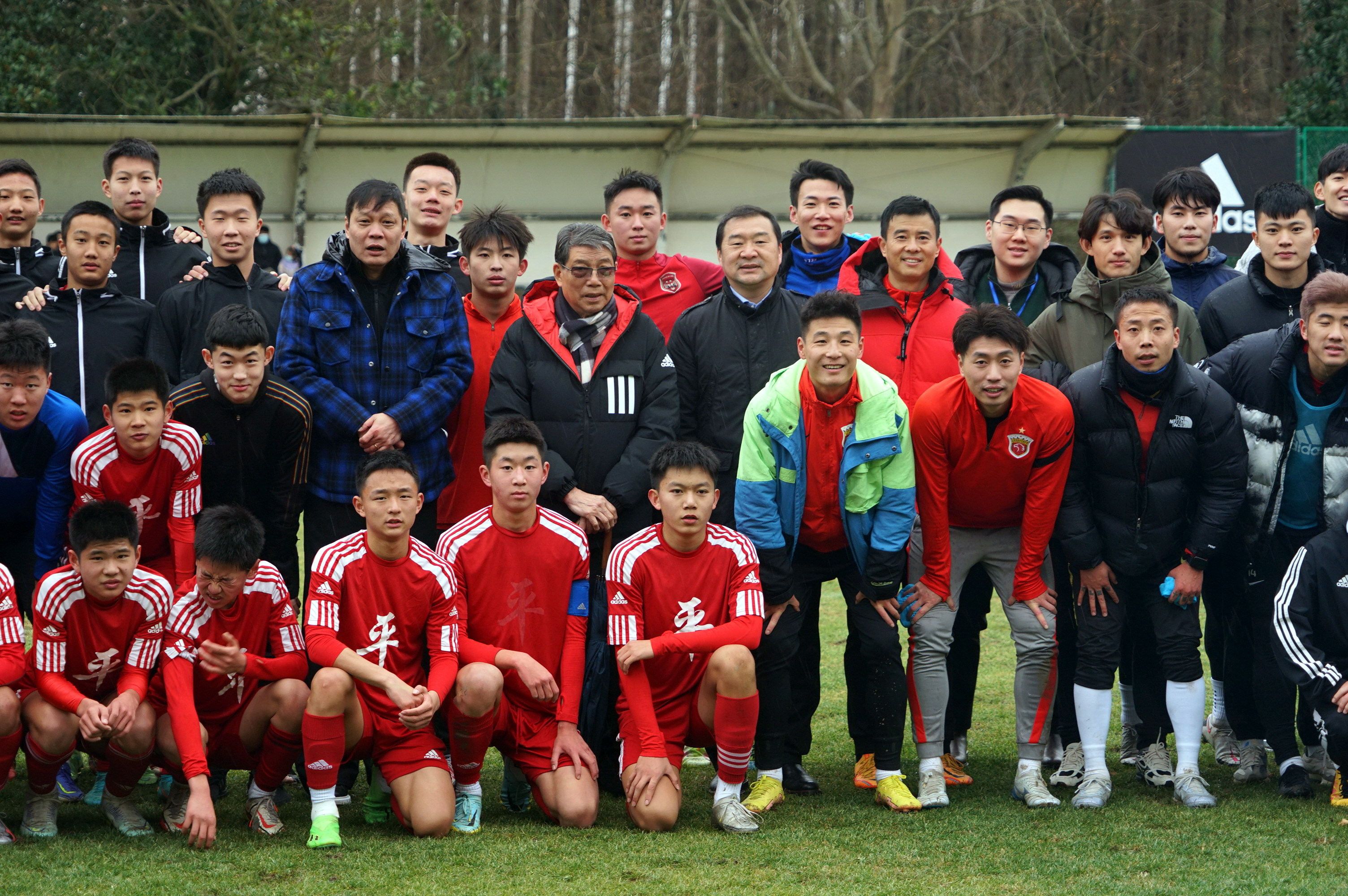 范志毅,武磊坐在徐根宝的身边!徐根宝说:国足输越南那次很难受