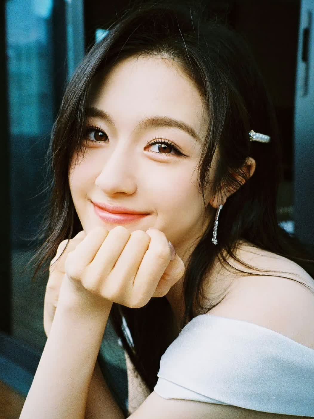 李兰迪自拍照散发成熟女性魅力