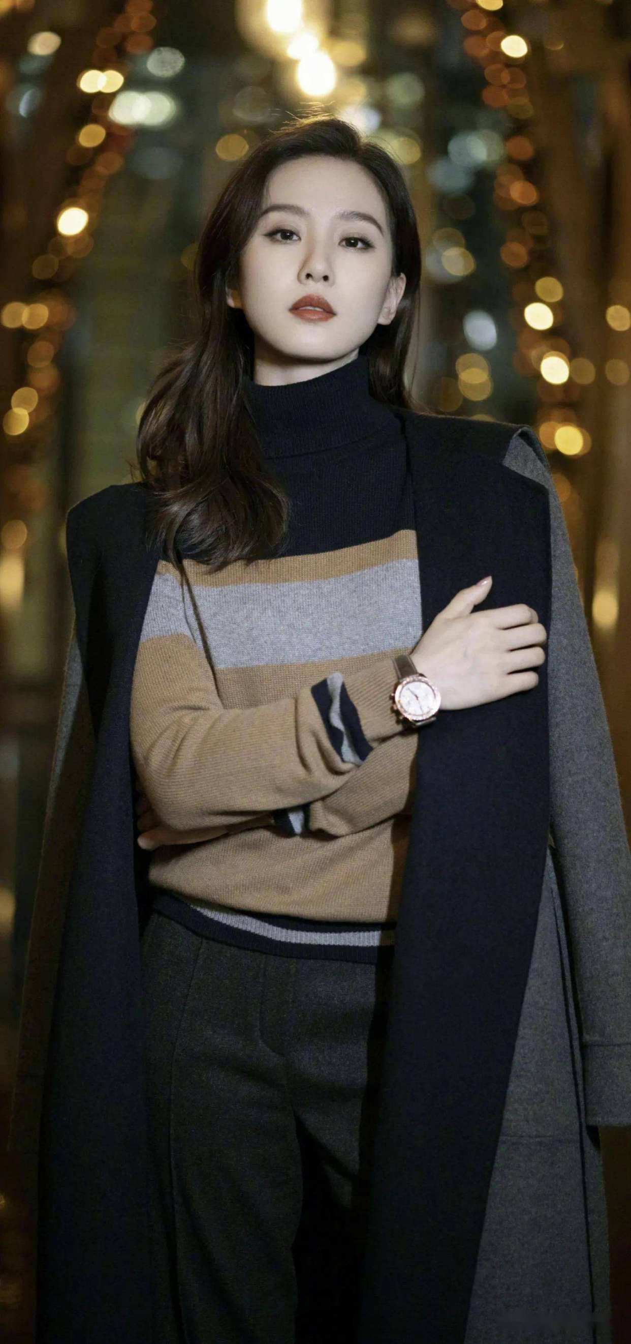 马雅舒44岁的近照曝出,认同比唐嫣漂亮,网友:不红倒是喜欢蹭