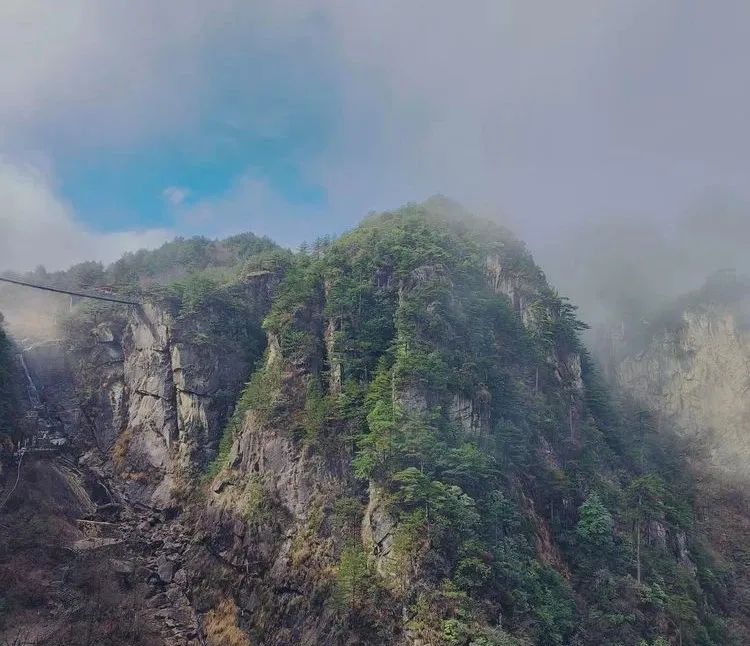 临安於潜一中工会组织教师勇攀"小黄山"尽赏大明山秋色