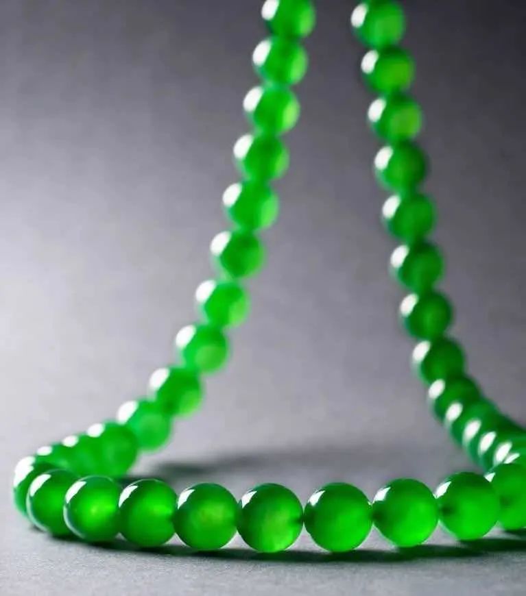 保利翡翠拍卖|帝王绿到底是什么绿,为什么它最贵?