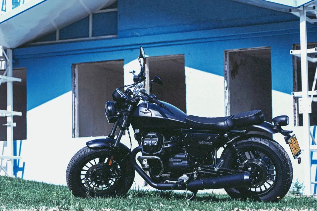 意大利流传百年的机械魅力 moto guzzi v9 bobber