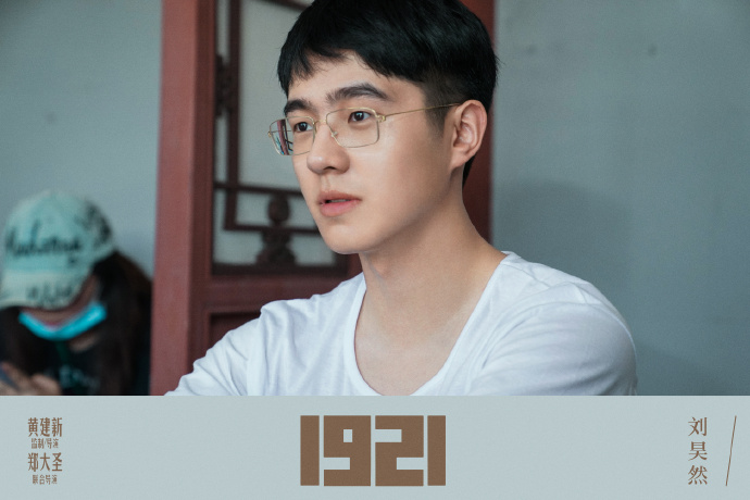 刘昊然,王俊凯,胡先煦同逛迪士尼,同框太可爱,疑似同组拍戏