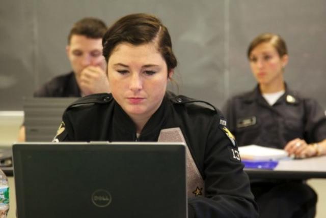 西点军校首位华裔女状元:小布什亲自面见!刘洁:美国不懂中国