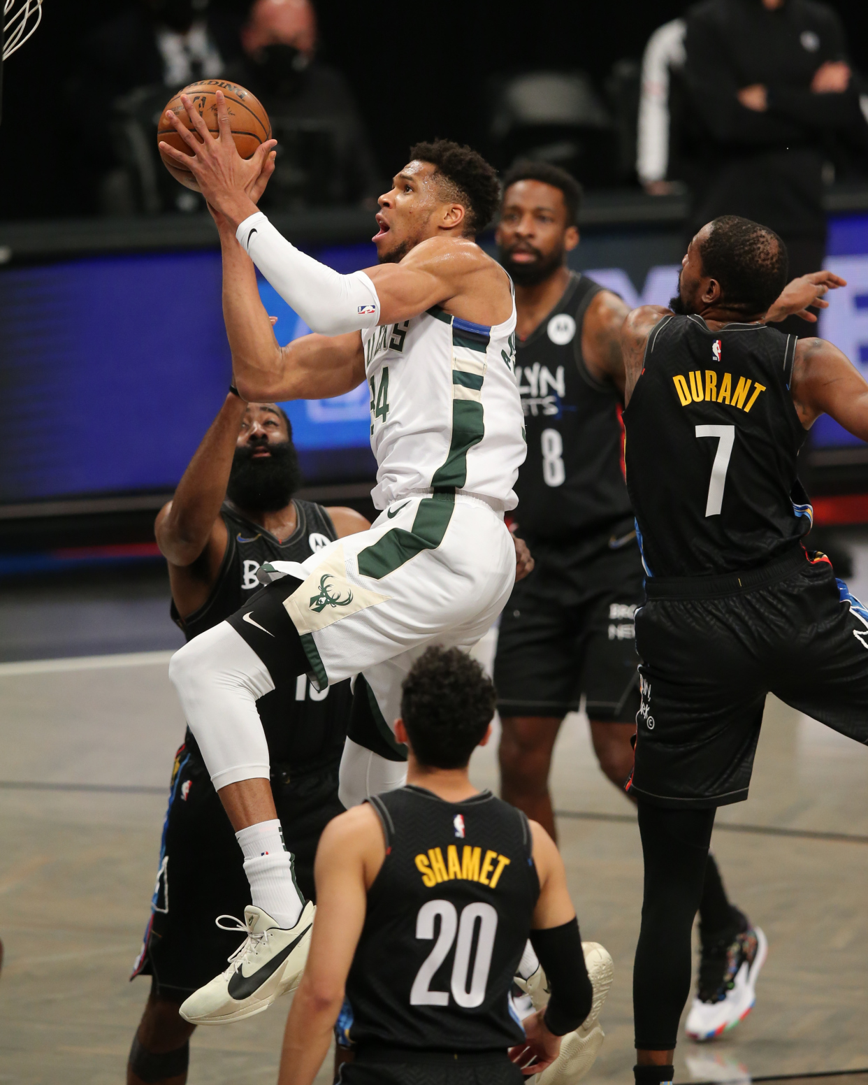 杜兰特49分三双,哈登复出10中1,篮网逆转雄鹿3-2!字母哥34分