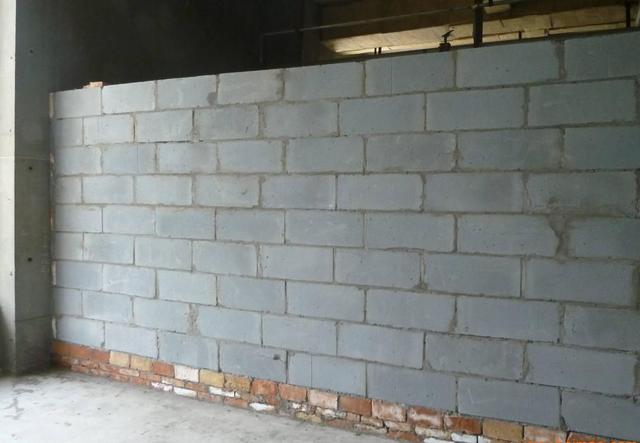 轻质砖砌墙前要不要打湿?多亏老师傅提醒,没准我家墙现在开裂了