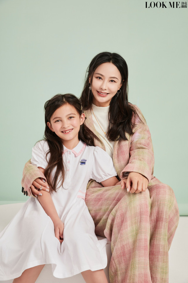 马雅舒携高颜值混血子女拍杂志,米娅温柔像妈妈,爱登暴风长高