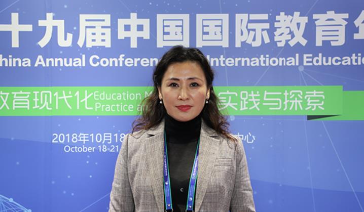 她39岁任职教授,49岁当上大学校长,如今54岁依旧风华正茂