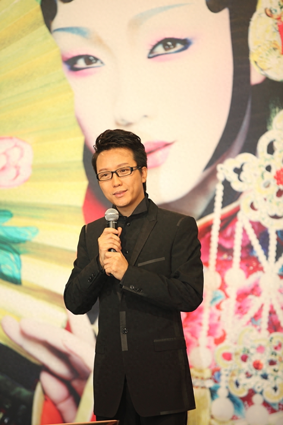 2021年,一首《万疆》,让本就成名许久的李玉刚再次爆火.