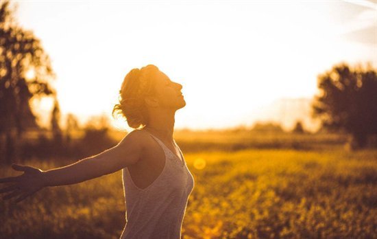 女人"白发"渐渐增多,不要觉得是自己老了,可能是缺乏3种营养