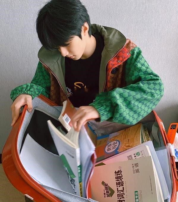 刘耀文回校上课,穿白色校服站教室门口,素颜很帅被同学围观