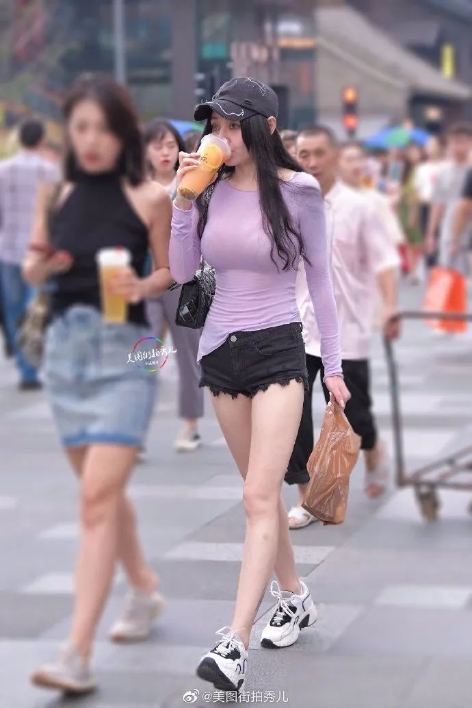 街拍:"透视装" 姐姐