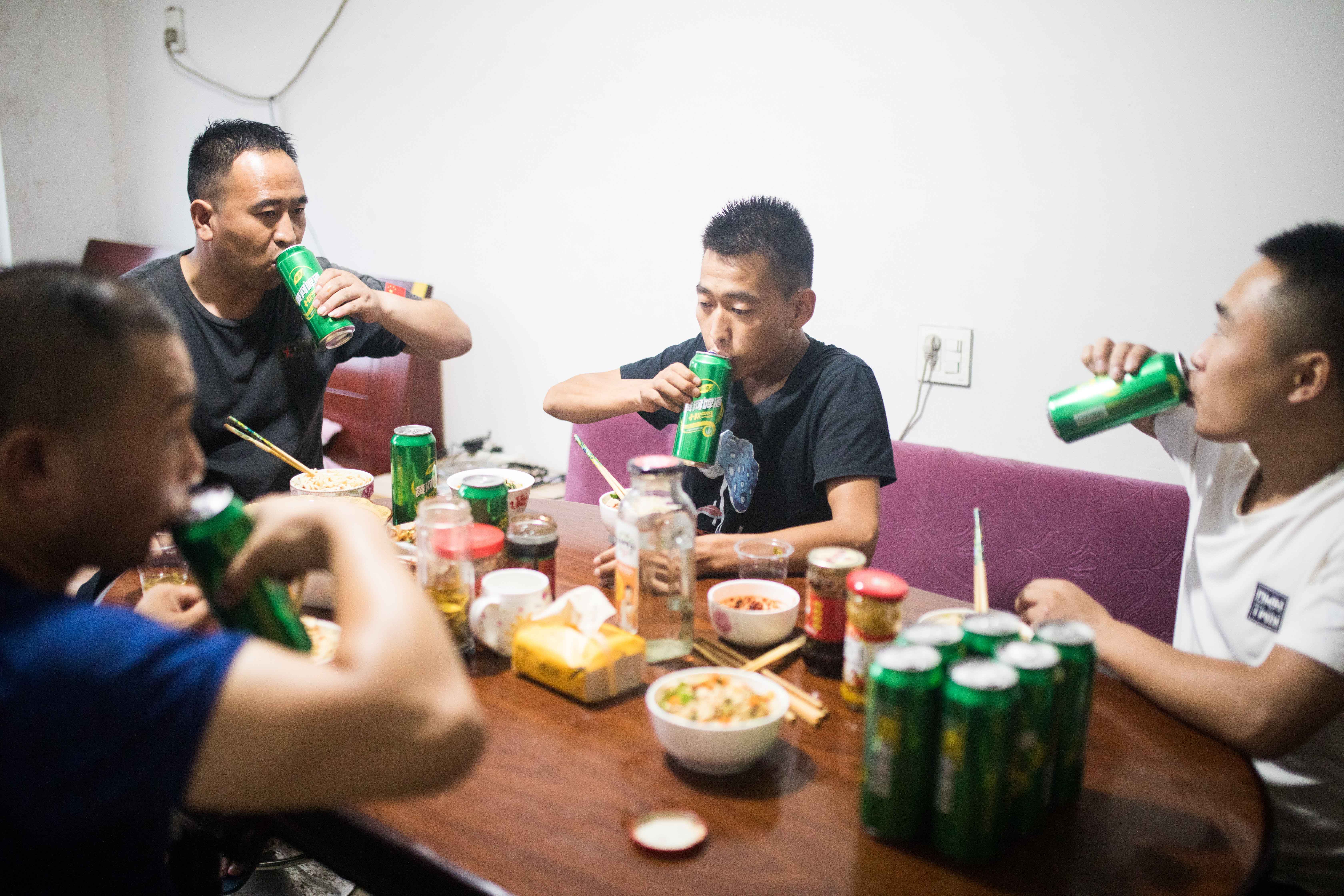 女儿留守老家,90后夫妻城市打拼,干一个月可买两平米楼房