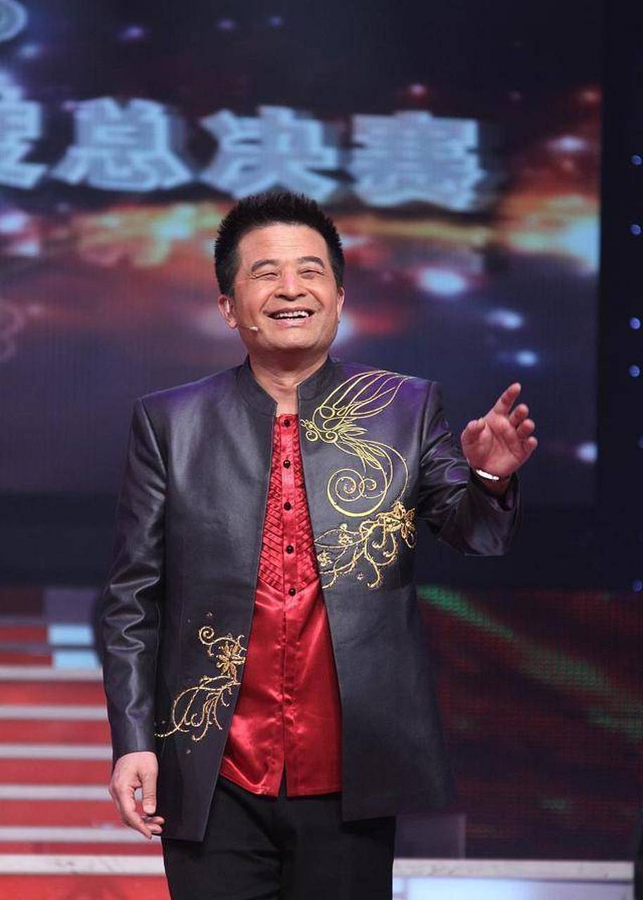 64岁毕福剑现状凄惨,陋居农村,吃力摇三轮,活该付出惨痛代价 !