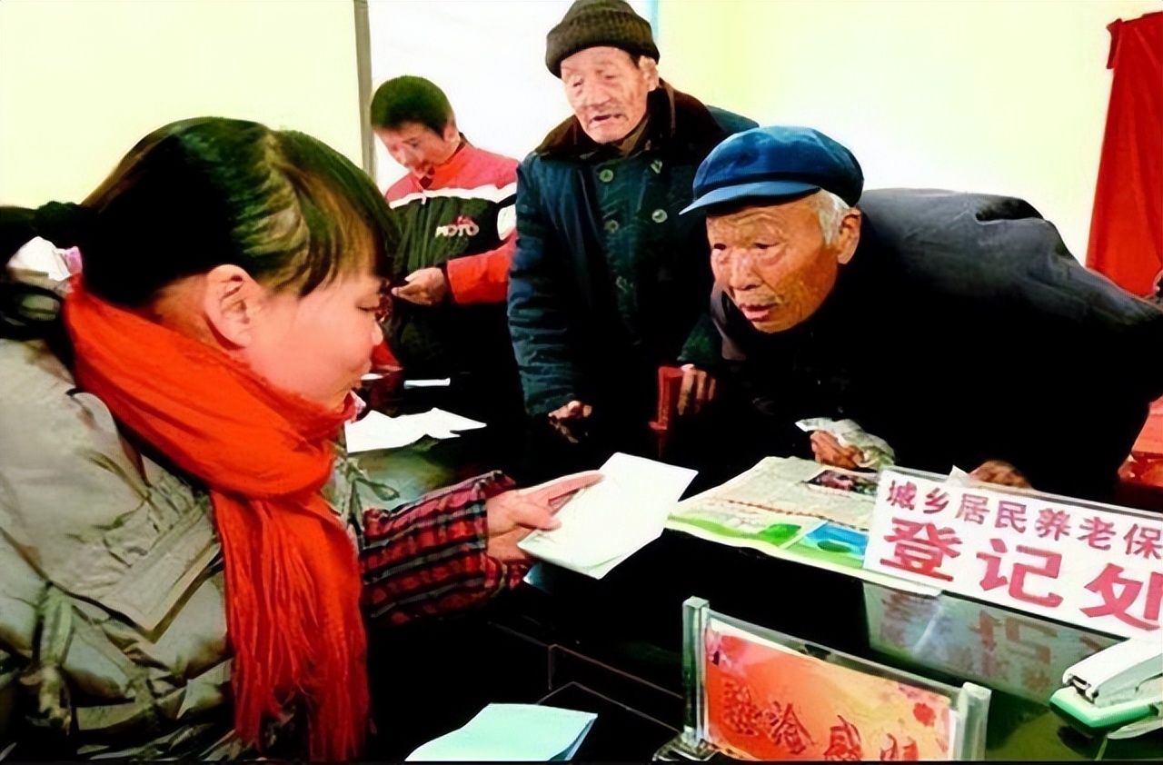 养老真相:5100万老人还在工作,农村老人养老金只有188元