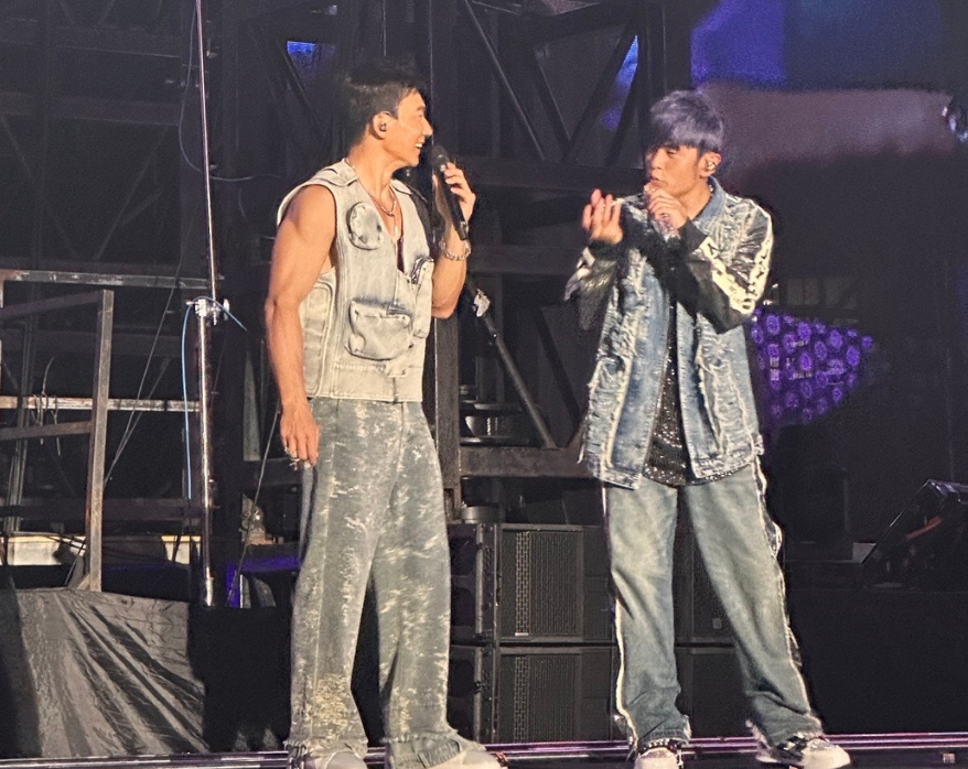 刘畊宏帮周杰伦买早点,热天戴毛线帽吃路边摊,清奇装扮好显年纪