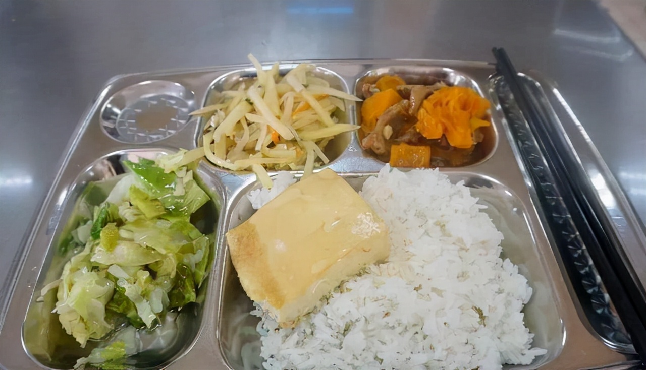温州一小学食堂饭菜曝光,水煮菜花带皮肠,1100元的饭钱哪去了?