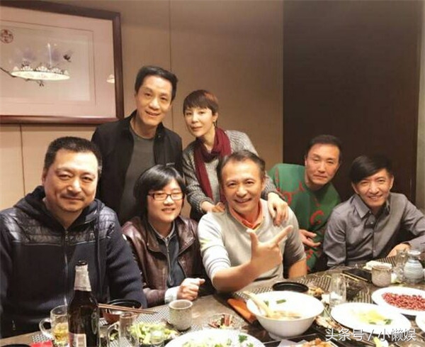 戏骨冯远征晒照,却因"人艺五虎"陷争议,网友:称谓不合时宜