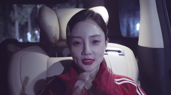 李小璐新歌《鲸落》花絮曝光,穿露肩红裙瑟瑟发抖,充满故事感