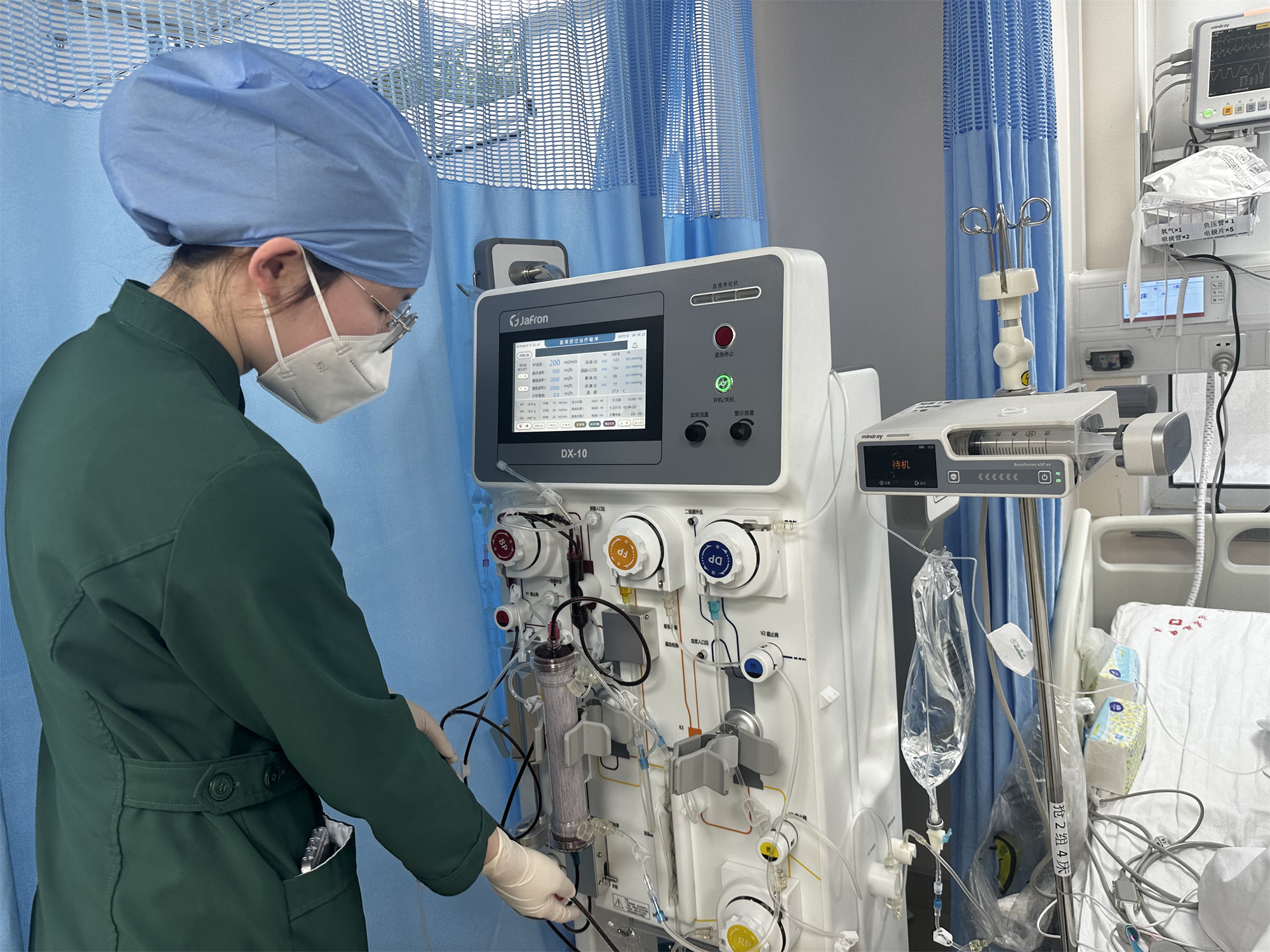 应急总医院急诊科护理团队在床旁血滤技术中精技强能