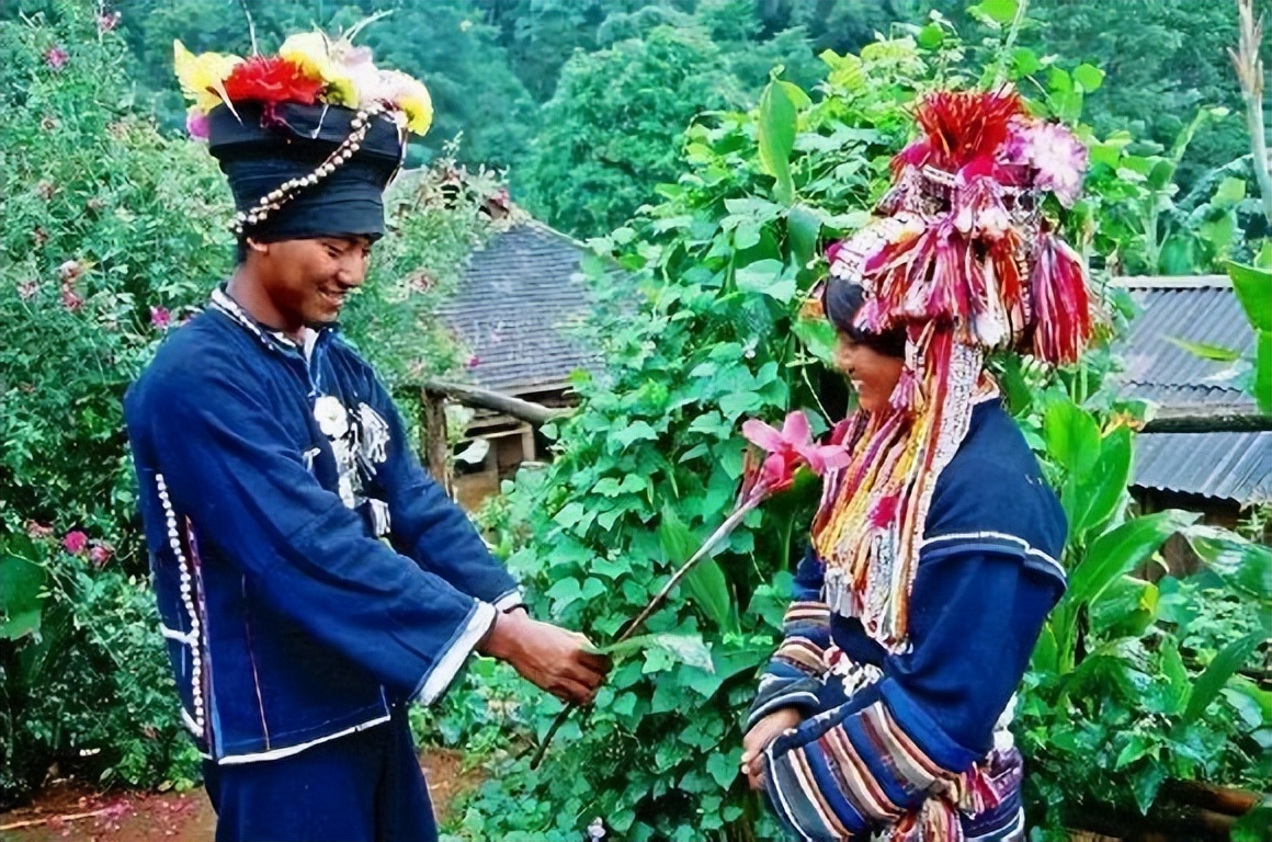 夏爾巴人:背幾十斤貨物爬珠峰拿命換錢,至今還流傳著試婚習俗!