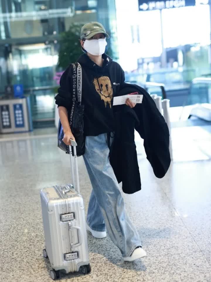 马伊琍机场街拍再现魅力,穿卫衣牛仔裤活力四射