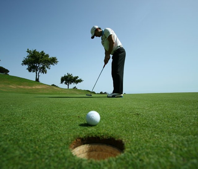 新手高尔夫同学:你的挥杆动作标准吗?