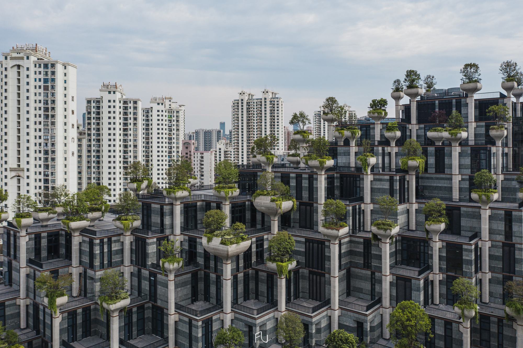 上海一奇葩建筑,高低错落上面种植千棵树木,被称魔都空中花园