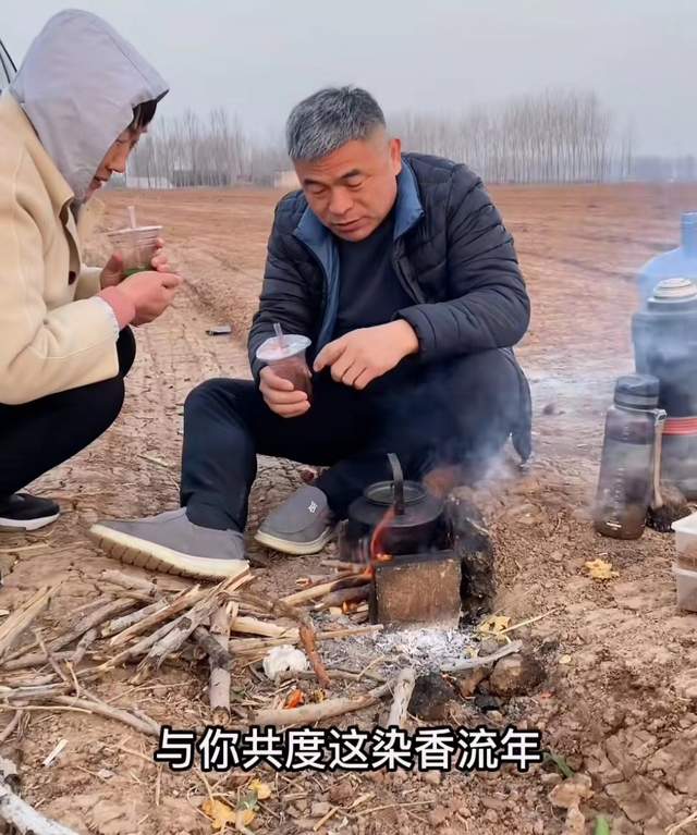 郭刚堂晒照为妻子送上深情表白,老两口同框依偎,尽享安逸生活