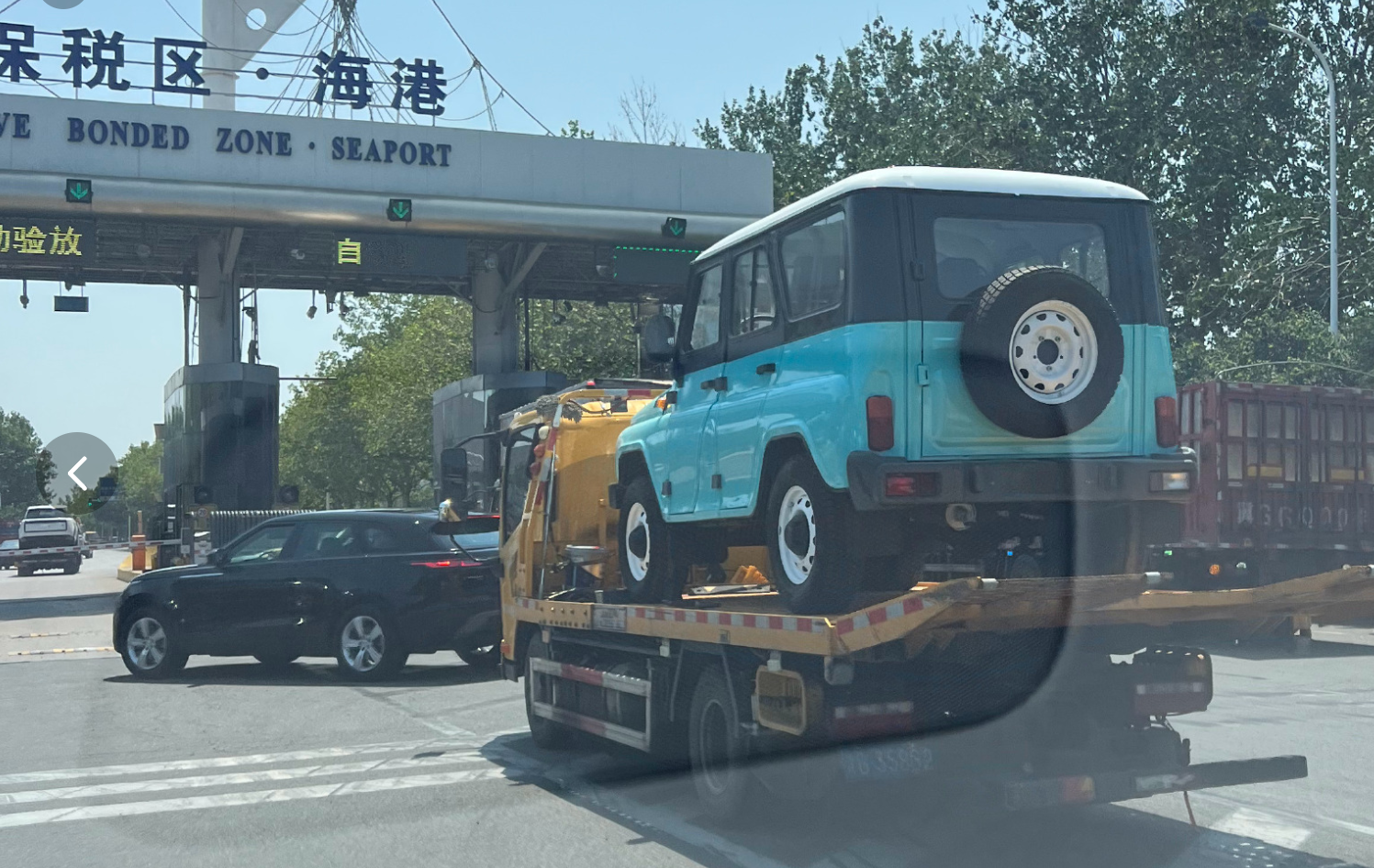 来自天津港的进口车,俄罗斯的大吉普瓦滋猎人,不到17万香不香