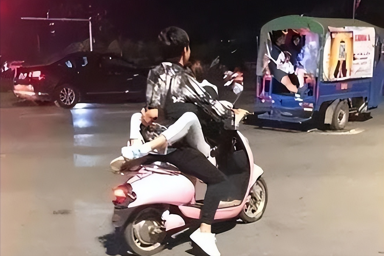 回顾:"摩托震"?情侣摩托车上不雅姿势被曝光,网友:会玩
