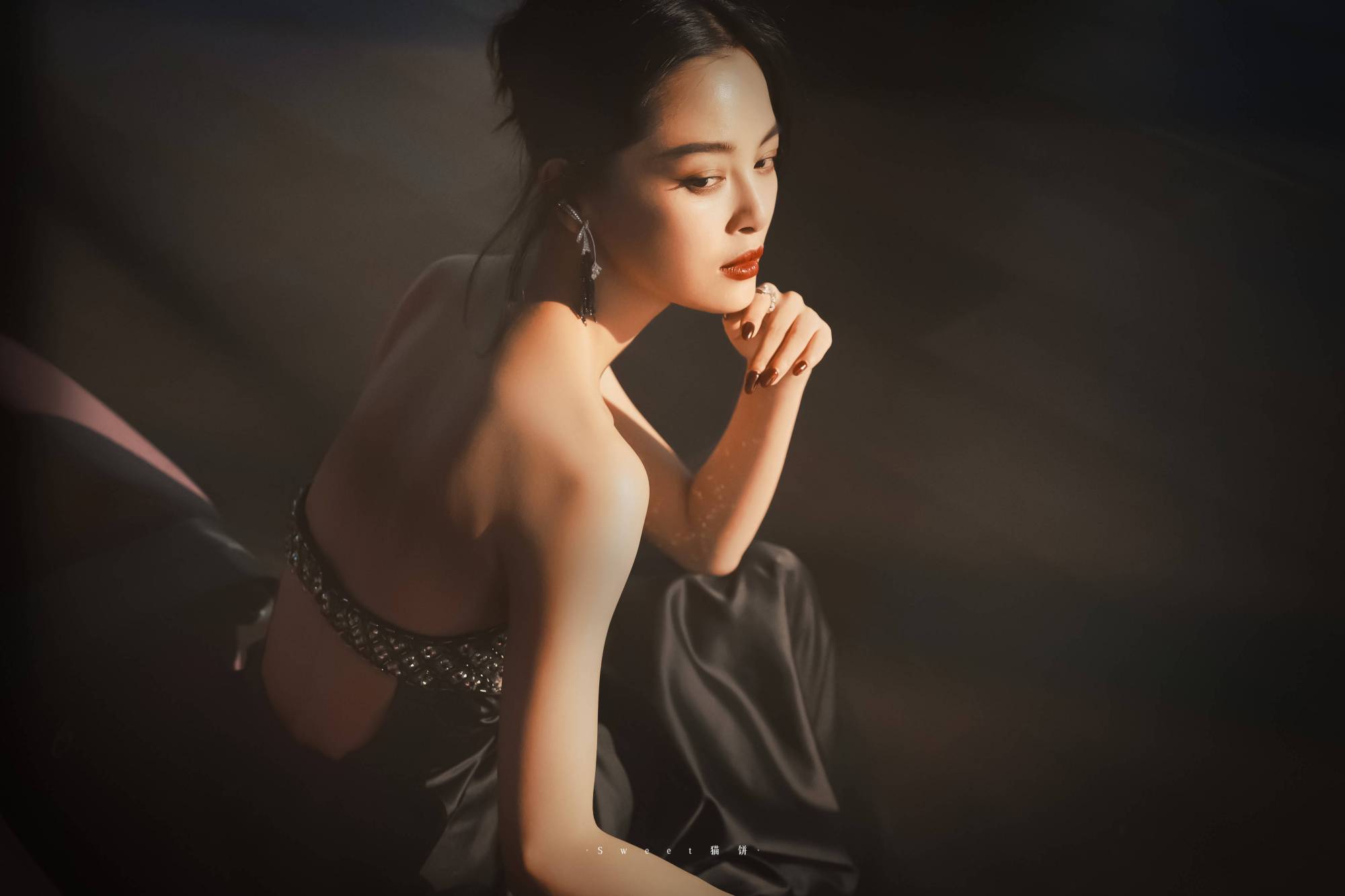 辛芷蕾真是"人间尤物"啊,大红唇配露背礼服美的高贵大气