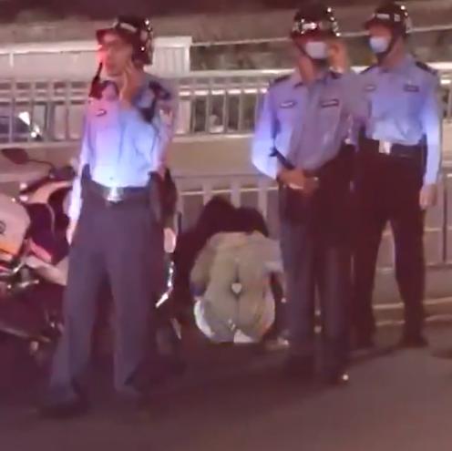 广东两名女飞车党深夜在路上疾驰,两位铁骑"夹击"上演追车大片