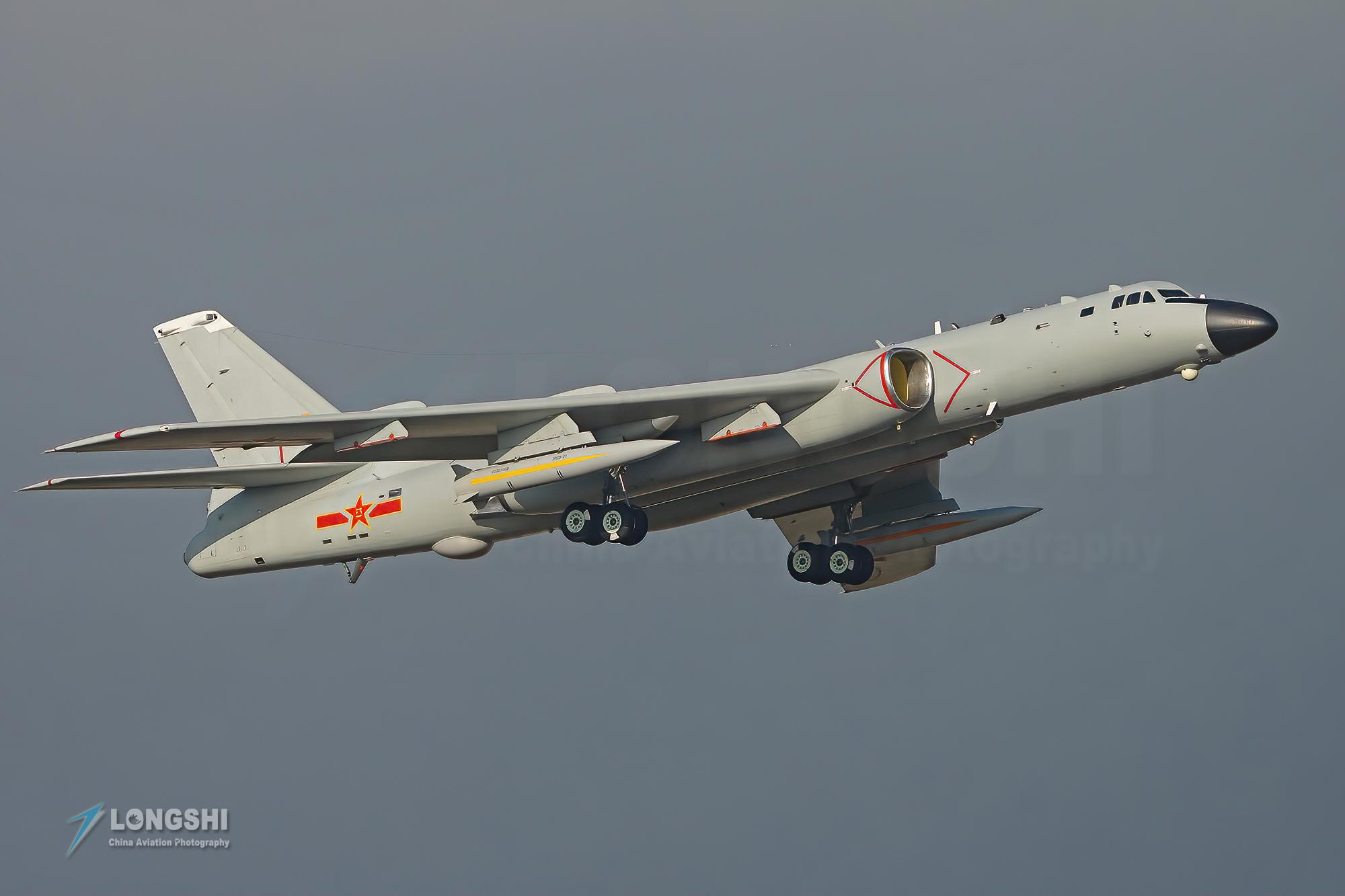 解放军亮出轰6k,可饱和反舰,卫星照片显示,美航母南海90度急转