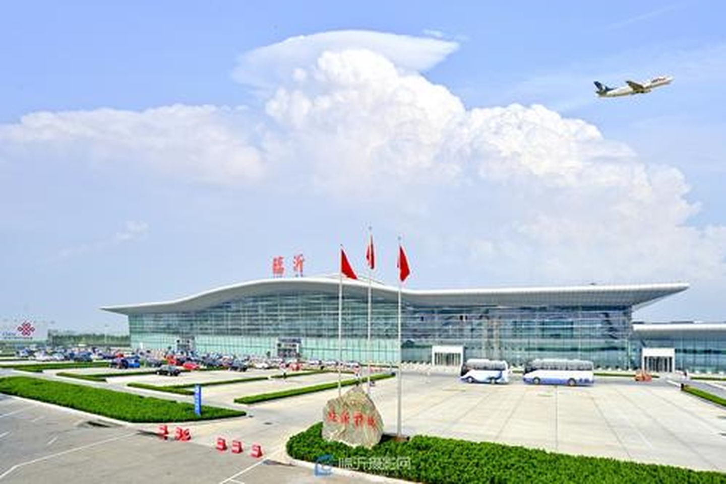 山东临沂启阳机场停车场怎么收费,停车方便吗?