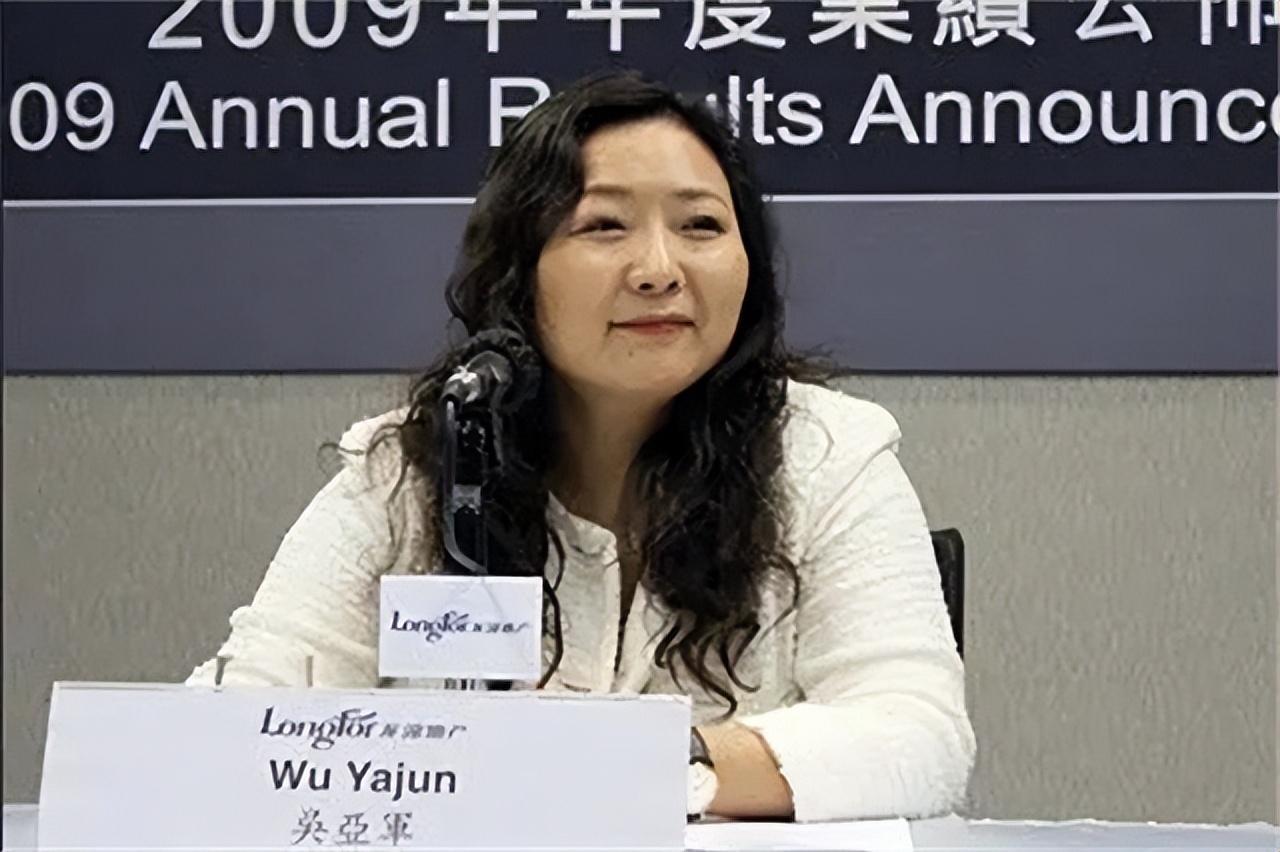 蔡奎:12年拿前妻280亿离婚费,花14亿购豪宅,娶空姐